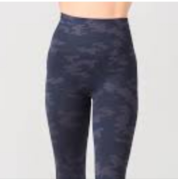 Spanx - Cropped Look At Me Now Watercolor Leggings - Picture 5 of 5